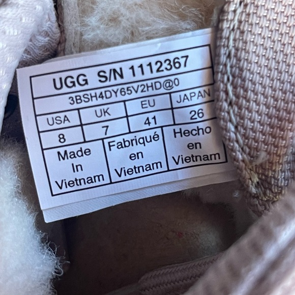 UGG Putty Hiker Waterproof 1112367
Size 8 in men or size 9.5 in women - Picture 12 of 13